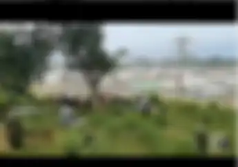 Unik, Video Warga Nonton Tes Pramusim MotoGP di Sirkuit Mandalika Dari Kuburan
