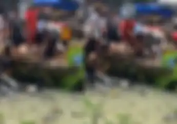 Video Motor Tercebur Kali Di Jakarta Utara, Warga Gotong Royong Angkat Pakai Tali