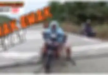 Video Emak-Emak Bikin Emosi, Terobos Jalan Yang di Cor Belum Kering
