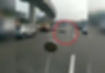 Video Cewek Naik Motor Terobos Tol Japek Terkapar Ditabrak Mobil, Berawal dari Hal Ini