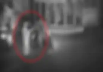 Video Emak-emak Pakai Mukena Hadang Maling Motor Bercelurit di Probolinggo
