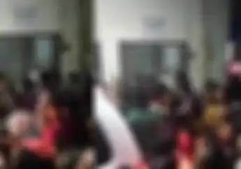 Yamaha Vega Jadi Saksi Dua Pemuda Babak Belur Dikeroyok Massa di Surabaya