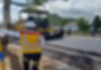 Enggak Cuma Trek, Pengaspalan Jalan di Depan Sirkuit Mandalika Juga Dikebut
