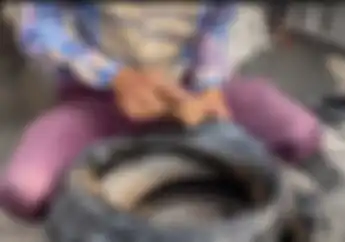 Video Tambal Ban Motor di India Unik Banget, Tanpa Ditusuk atau Dipanaskan