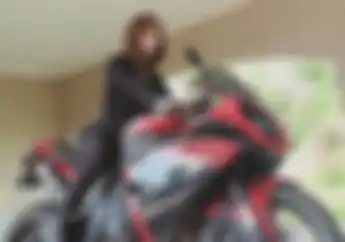 Cantiknya Nora Alexandra Naik Motor Sport, Harganya Bikin Dompet Menjerit