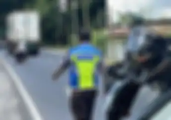 Tantang Razia Polisi Pakai Kepalan Tinju, Pria Tinggalkan Motornya Saat Dikejar