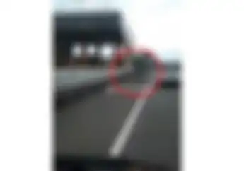 Video Pemotor Pakai Helm Ojol Malah Masuk Tol Kunciran Tangerang, Polisi Langsung Gerak Cepat