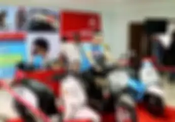 Potret Indra Kenz Naik Yamaha Vixion dan Honda Scoopy, Enggak Ada Moge