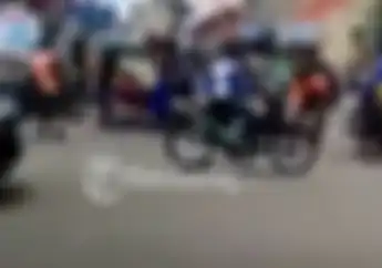 Video Pemotor Tabrak Driver Ojol di Tegal, Perkara Nekat Terobos Lampu Merah