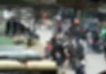 Video Mobil Tabrak Lari Rusak Parah Diamuk Warga dan Pemotor di Bandung