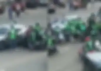 Video Driver Ojol Kepung Anggota Polisi Bawa Pistol di Banjar, Cek Faktanya