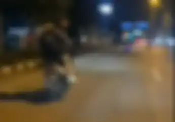 Video Detik-detik Wanita Lempar Helm dan Loncat Dari Motor, Diduga Ribut Dengan Pacar