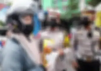 Kocak, Pemotor Mahasiswi Takut Ditilang Polisi Malah Dapat Minyak Goreng