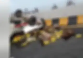 Minyak Goreng Berserakan di Jembatan Suramadu, Mobil Pick Up Terguling Ditabrak Truk dari Belakang