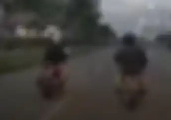 Jalanan Bukan Kafe, Ingat Ngobrol Sesama Pengendara Motor Bisa Kena Tilang