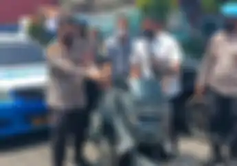 Bikin Kaget Kapolres Datangi Rumah Pasangan Suami Istri Ternyata Kasih Hadiah Yamaha NMAX Siapa Mau