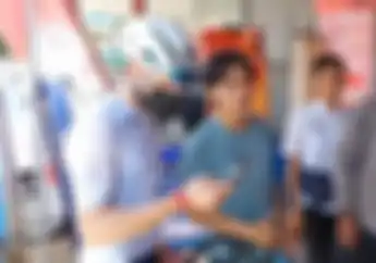 Video Aleix Espargaro Kembali Kunjungi Konter Pulsa Langganan di Lombok