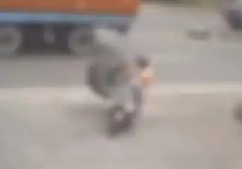 Video Ban Truk Terlepas Nyaris Cabut Nyawa Pemotor Yamaha NMAX