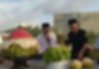 Video Warga Gelar Ritual Bejambek di Bawah Patung Jokowi di Sirkuit Mandalika, Buat Apa?