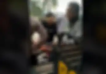 Video Kocaknya Sepasang Kekasih Cekcok di Depan Polisi, Langsung Dapat Sorakan