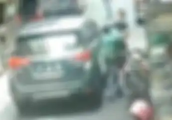 Motor Tersenggol, Ojol Adu Jotos dengan Pengemudi Mobil di Jalan Sempit