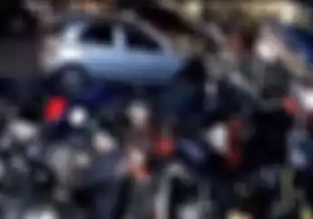 Video Puluhan Motor Parkir Ringsek Dihajar Mobil di Bandung, Massa Langsung Serbu Mobil
