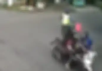 Ngeyel Sama Pak Ogah, Dua Motor Terlibat Tabrakan Di Perempatan Jalan