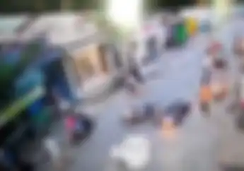 Video Pemotor Senggolan Berujung Duel Warga Berhamburan Keluar, Netizen: Langsung Adu Mekanik