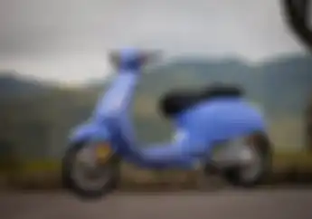 Modifikasi Vespa Sprit Warna Bodi Klimis Campur Aksen Krom Bertabur Aksesoris Hedon