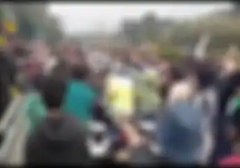 Video Anggota Ditlantas Polda Metro Jaya Dikeroyok dan Motornya Dirusak Pendemo di Senayan, Begini Kondisinya