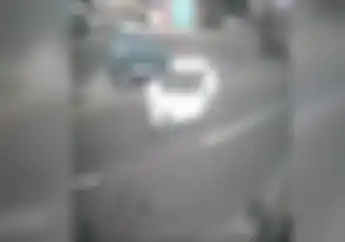 Brakkk, Video Pak Ogah Ditabrak Mobil Sampai Terseret di Mojokerto, Begini Penjelasan Polisi