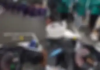 Video Kocak Kurir Paket Naik Motor Terobos Demo Mahasiswa 11 April