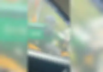Video Driver Ojol Naik Motor Baca Alquran, Langsung Banjir Pujian dari Netizen