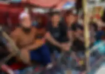 Bikin Haru, Ustaz Ebit Lew Bagikan Uang dan Pakaian Muslim Untuk Anak-anak Vespa Brekele