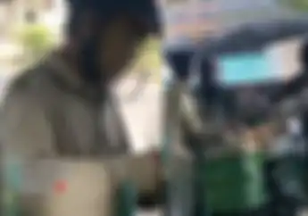 Video Tukang Cilok Pakai Motor Dipukul Oknum Polisi di Timika, Wajah Korban Sampai Lebam