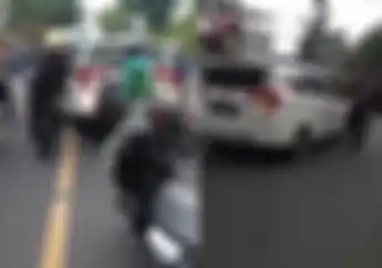 Video Sopir Mobil WNA Tabrak Lari Beberapa Pemotor Di Cianjur, Auto Diamuk Massa
