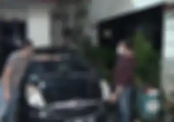 Mencekam, Sebuah Mobil Dirusak Gerombolan Pemotor di Bintaro