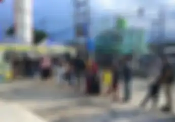 Meriahkan Ramadan, Yamaha Bagi-bagi Takjil dan Burger ke Pengguna Jalan