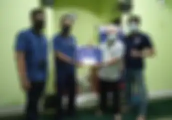 Jemput Keberkahan Ramadhan, YRFI Bandung Bantu Bersih-bersih Masjid