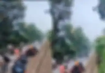 Video Pelaku Balap Liar Bersiap Ngegas, Auto Bengong Saat Wajahnya Disabet Rumput Petani