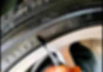 Parah Ban Kedaluarsa Diembos Ulang Dengan Cara Ditutup Karet Begini Ciri Ban Tua Ditulis Tanggal Muda