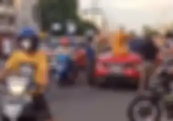 Video Emak-emak Ngamuk Lompat Ke Atas Mobil Di Lubuklinggau, Bikin Geleng-geleng Pemotor