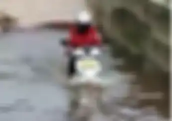 Musim Hujan Datang, Segini Batas Aman Motor Listrik Untuk Menerjang Banjir