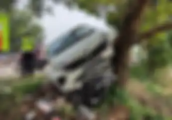 Motor Yamaha NMAX Digilas Mobil Travel di Jalur Mudik Karawang, Begini Faktanya
