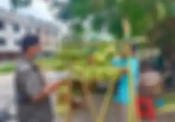 Driver Ojol Jadi Pedagang Ketupat Musiman Saat Lebaran, Untung Sampai Rp 1 Juta Sehari