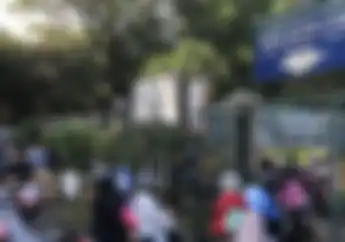 Tak Bisa Masuk, Antrean Pengunjung Padati Depan Parkir Motor Tempat Rekreasi Ragunan