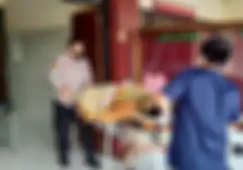 Dua Orang Terjatuh Gara-gara Baju Gamis Tersangkut di Rantai Motor