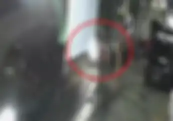 Gubrak Pemotor Hantam Mobil yang Belok Sembarangan, Warganet: Ga Kasih Sein Ya!