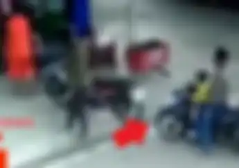 Video Akibat Anak Iseng Bejek Gas, Motor Langsung Tabrak Pemotor lain di SPBU
