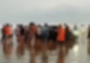 Video Mobil Amblas di Pantai Bagedur, Warganet: Lagi Test Drive Nyelam